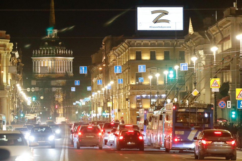 De letter Z op een scherm in Sint-Petersburg. Ze is een symbool geworden voor de steun aan Rusland in het conflict met Oekraïne. 