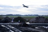 thumbnail: Door 40 meter verder, boven de nieuwe tunnel, op te stijgen, zouden de toestellen boven Berchem al een pak hoger zitten en dus minder hinderen. Maar dat vergt 165 hectare natuurcompensaties.