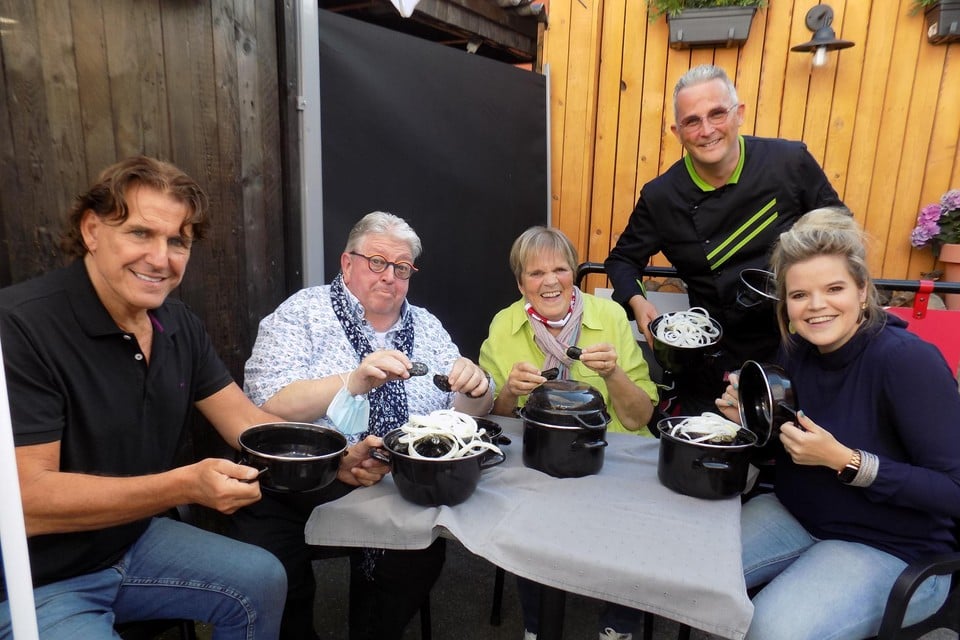 Frank Galan, Luc Caals, Margriet Hermans en dochter Celien laten zich door Ive Rénaarts van eetcafé De Kroon in Poederlee verwennen met de eerste Goudmerk-mosselen.