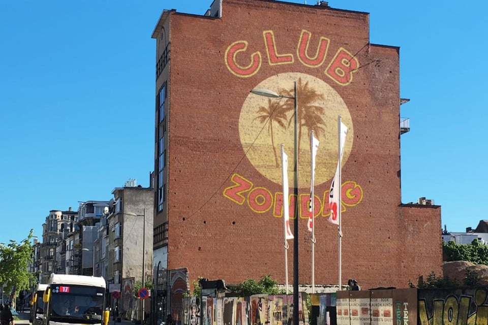 Een fictieve afbeelding van het logo van Club Zondag op een gevel.