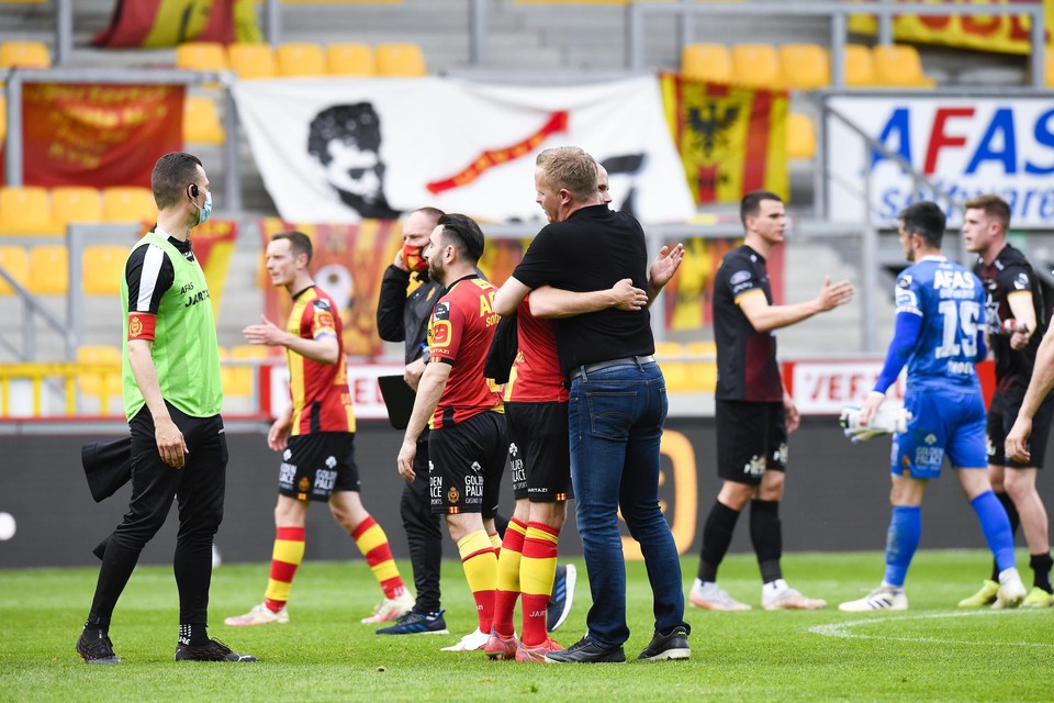 Vrancken omhelst Hairemans na de thuiszege tegen Oostende.