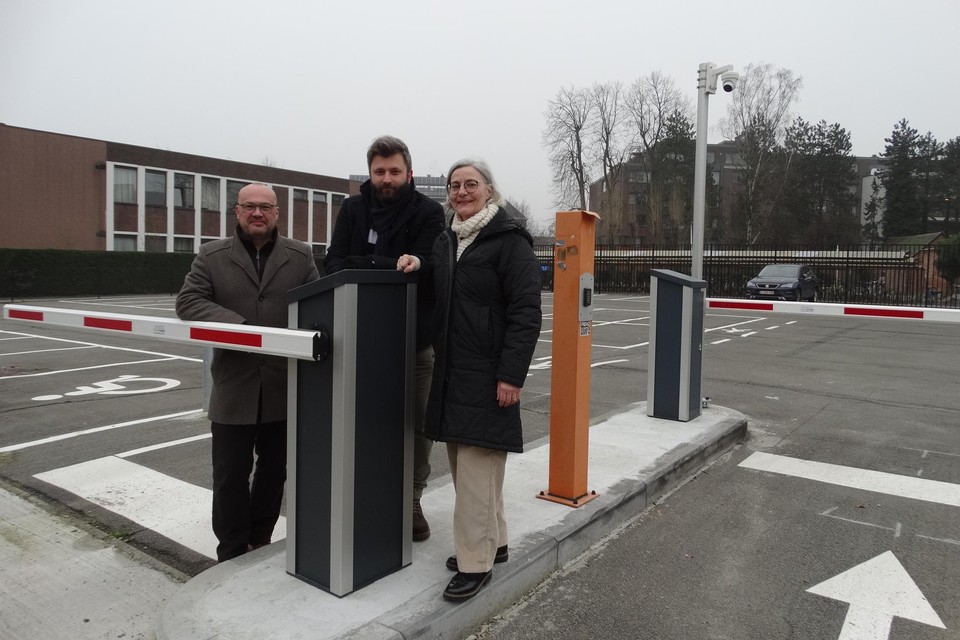 Schepen Hanssens, mobiliteitsadviseur Stefan Van den Branden en algemeen directeur van Scholen van OLVP An Van Haut op de nieuwe parking.
