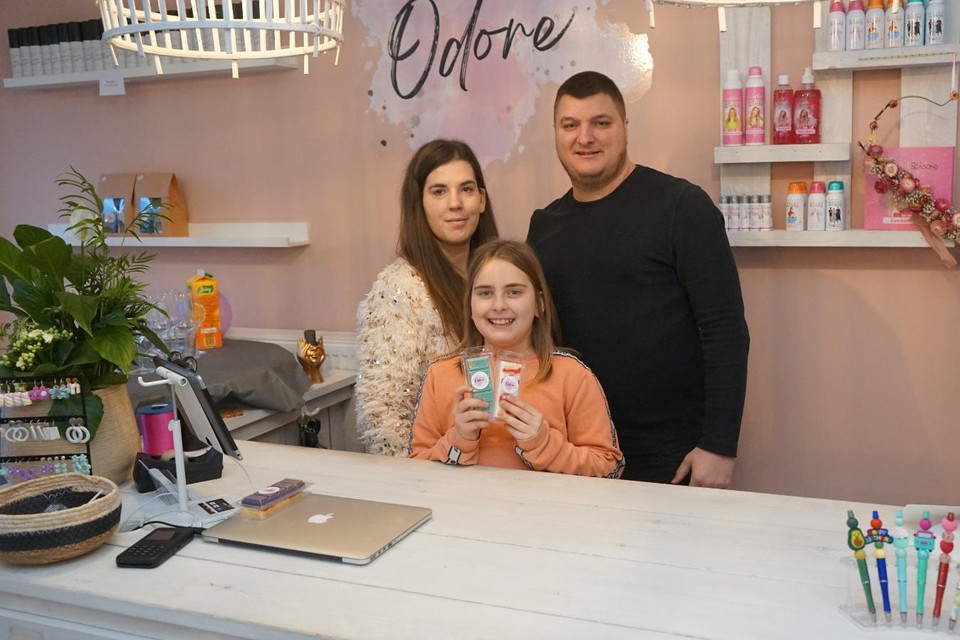 Jessica en Sven openden naast hun webshop nu ook een fysieke winkel. Dochter Luna (10) vindt het initiatief van haar ouders geweldig.