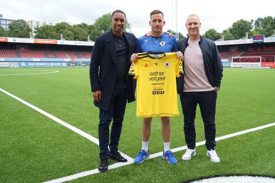 Doelman Bo Geens geflankeerd door makelaars en oude bekenden Sherjill MacDonald en Roel Van Hemert van Real Soccer Management.