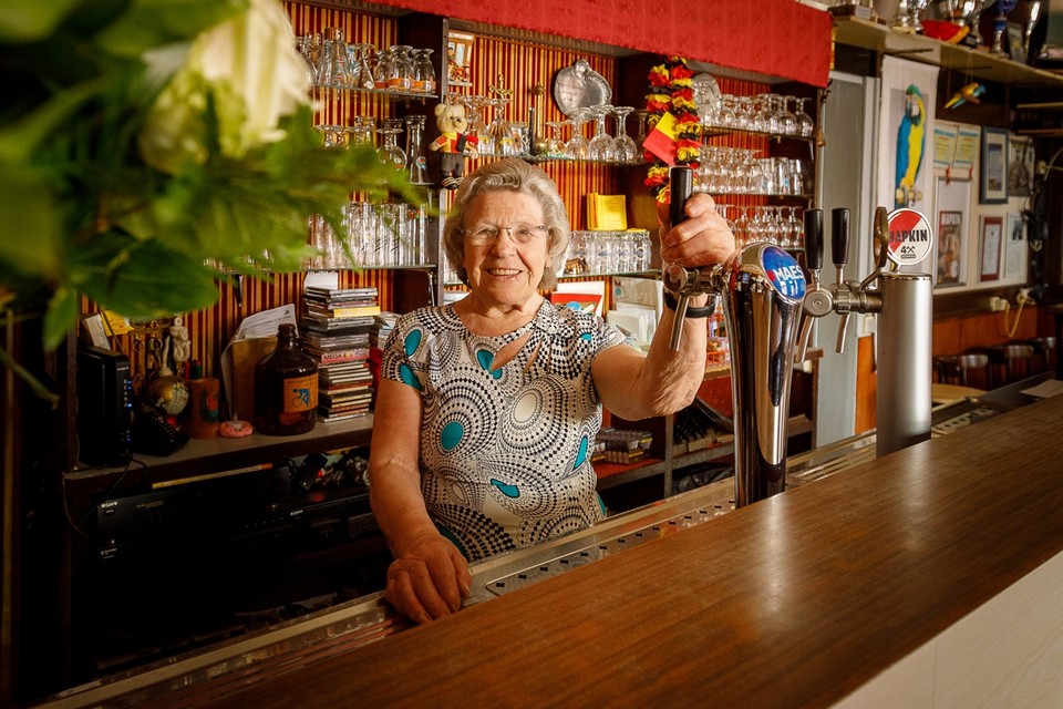 De 84-jarige Rozeke Raymaekers staat al veertig jaar achter de tapkraan van café Tilt in Mechelen. 