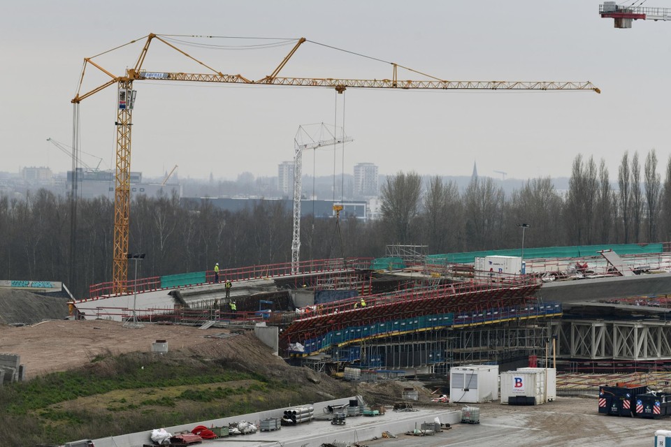 Werken aan de Oosterweel op Linkeroever. Uit een bevraging door iVOX blijkt dat het merendeel van de Antwerpenaars wil dat het project zo snel mogelijk wordt afgerond.
