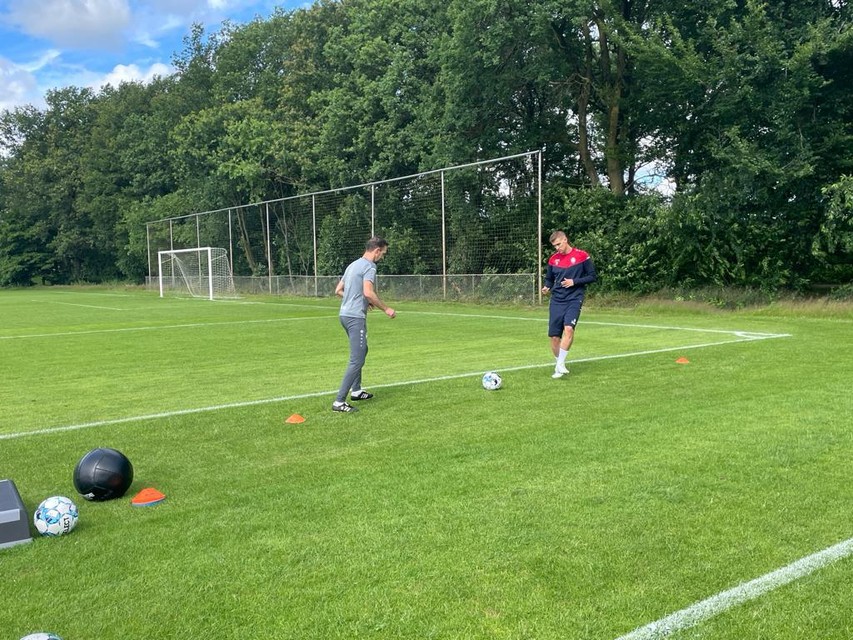 Björn Engels warmde op met de groep, maar werkte de rest van de training apart af.