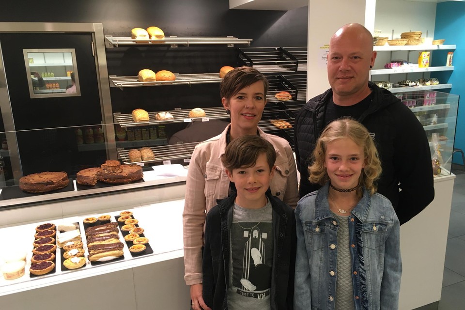 Katrien, haar man Bart en de kinderen bij de opening van Den Distel in 2020. 