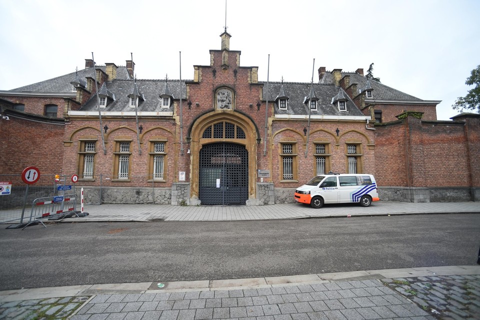 Het drugsteam van de politie vatte een heel weekend lang post aan de gevangenis in Turnhout. 