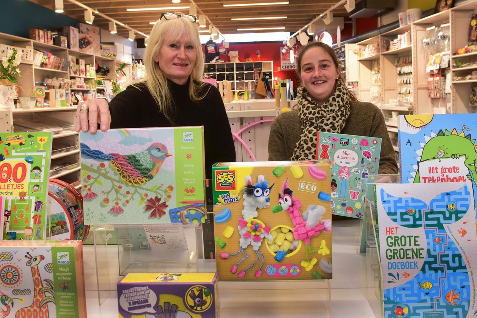 Kristina en Stephanie tonen een greep uit het knutselmateriaal bij De Banier in Turnhout.