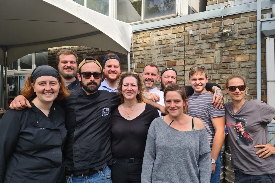 De collega’s van Charlotte (links) zijn snel op zoek gegaan naar een nieuwe locatie voor Côté Solidarité. Derde van rechts: Nathalie uit Ravels die haar schouders mee onder het project zette.