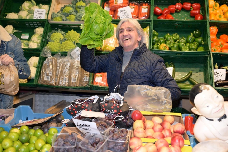 Rudi staat al vijftig jaar in zijn kraam met groenten en fruit.