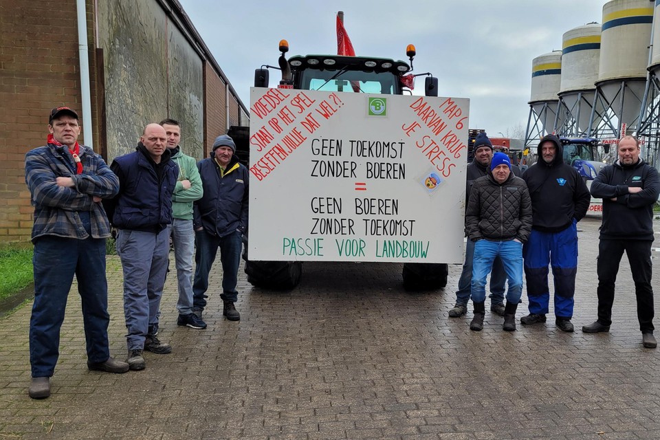 Johan Van Gastel (uiterst rechts) en een aantal boeren trokken vanmiddag naar het grote boerenprotest in Brasschaat.