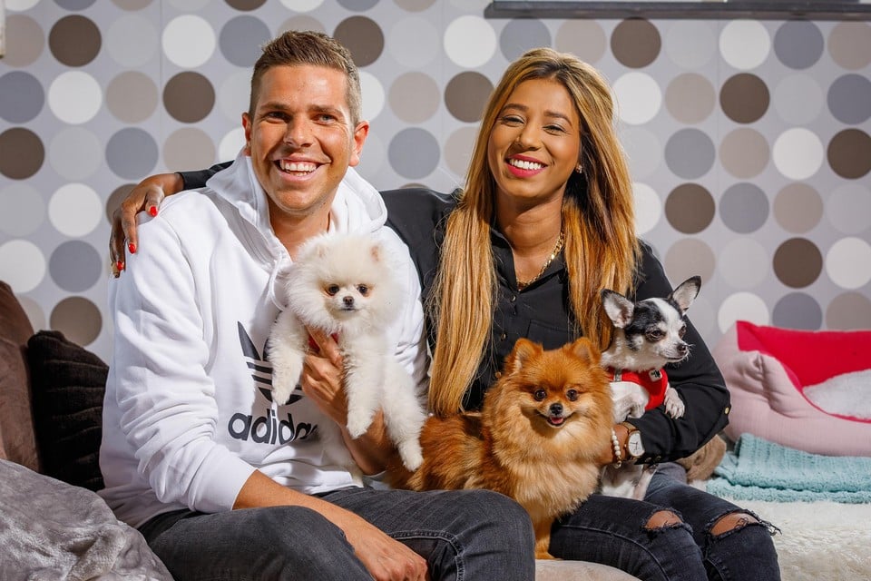 Nick Kraft met vriendin Sandhya en hun hondjes Nala, Noortje en Menzo.