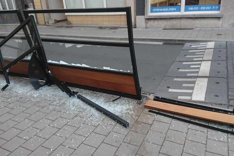 Een vrachtwagen heeft voor de tweede keer in een week tijd het terras van Bar Bob aan flarden gereden.