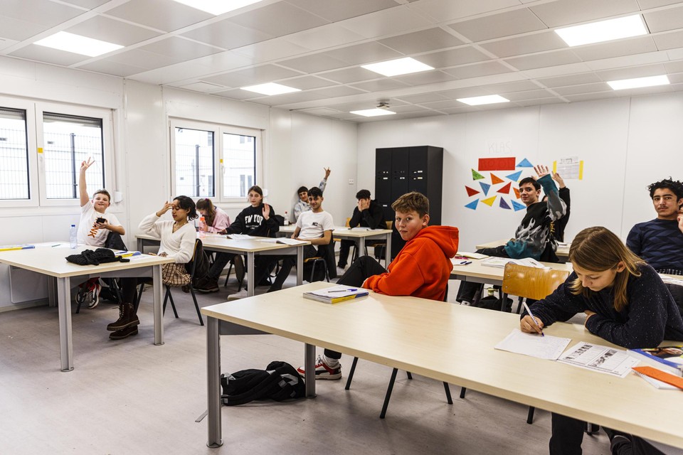 Voor de onthaalklassen voor anderstalige nieuwkomers is er een wachtlijst van 256 jongeren. Dit is de OKAN-klas voor Oekraïense vluchtelingen in het nooddorp op Linkeroever.
