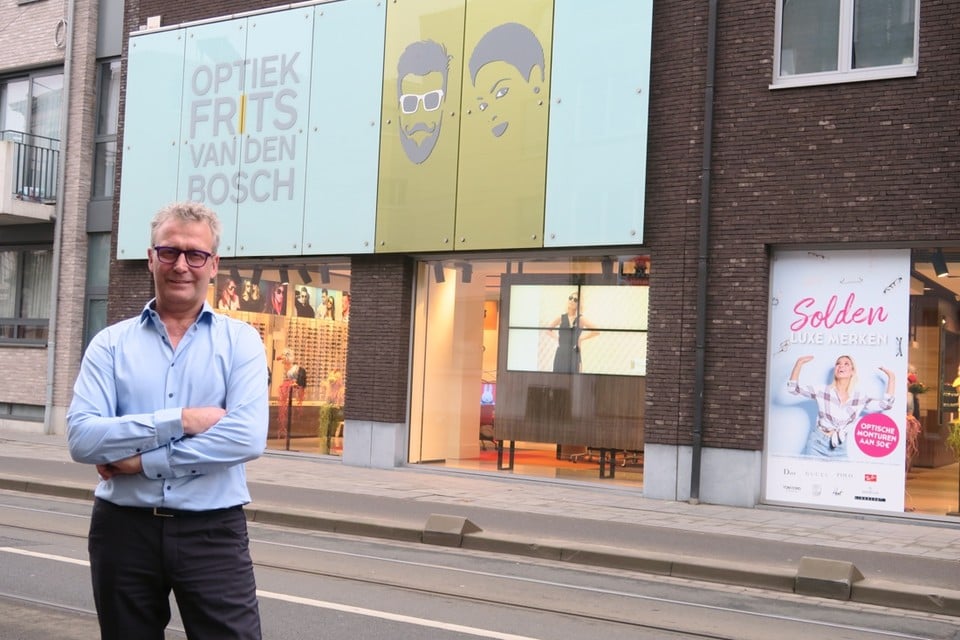 Frits Van Den Bosch voor zijn winkel op de Turnhoutsebaan in Deurne. 