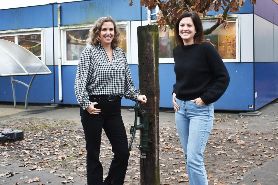 Elien Ooms (links) en Emely Selleslags op de plek waar de nieuwbouw komt.