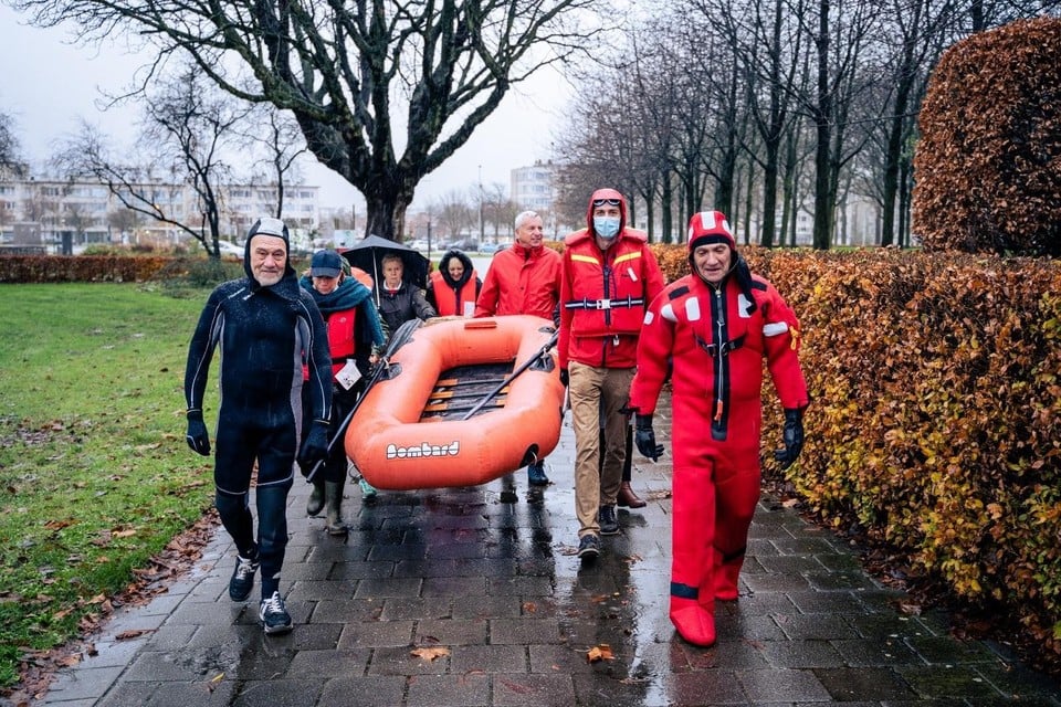 PVDA deed symbolisch de oversteek van de Schelde tussen linker- en rechteroever.