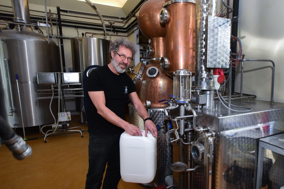 Guy Pirlot van brouwerij-stokerij Pirlot vult de alcohol af in bidons van twintig liter voor apothekers uit de buurt.