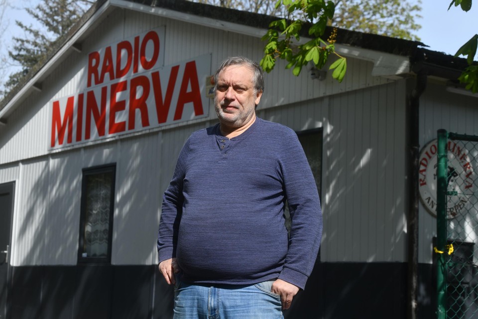 Frank Boekhoff aan de chalet van Radio Minerva