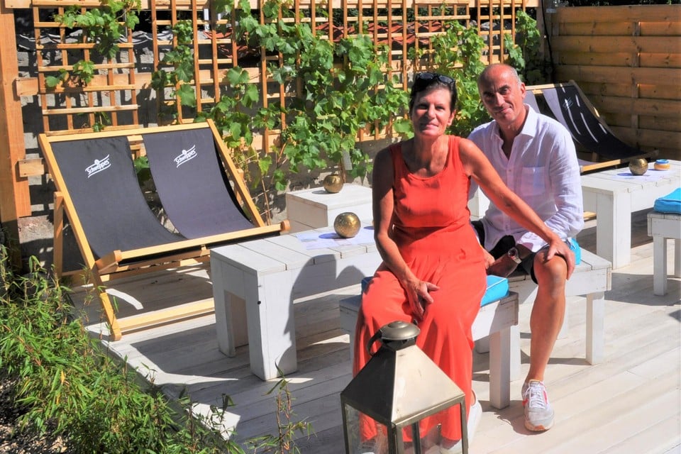 Birgit en Serge genieten zelf ook van het vakantiegevoel in hun zuiderse zomerbar Onder Den Toren.
