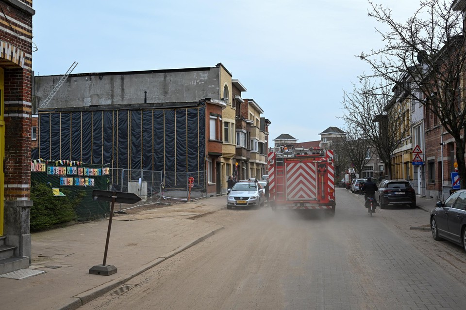 De bouwwerf in de Waterbaan, vlakbij de brandweerkazerne, doet (letterlijk) heel wat stof opwaaien in de buurt.