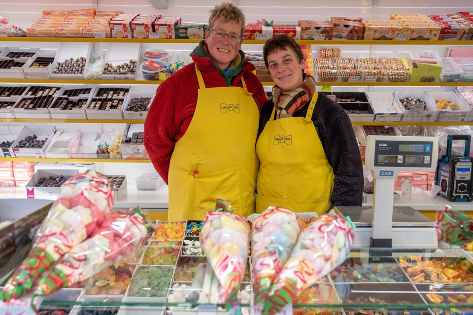 Sandra en Neda in hun snoepkraam.