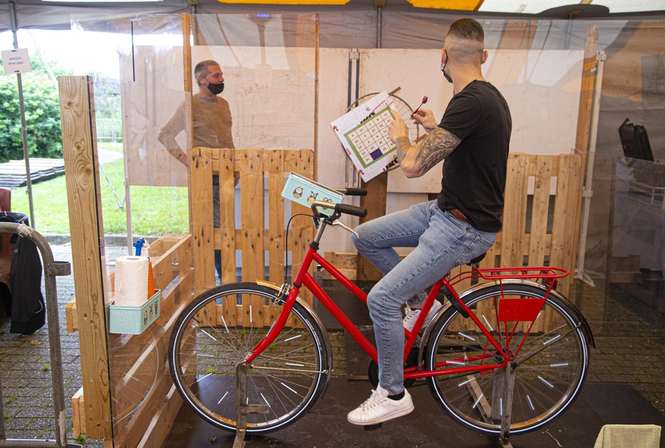 De geliefde vogelpik is nu coronaproof. Er wordt nu niet al rijdend, maar op een vaste fiets met pijltjes gegooid.
