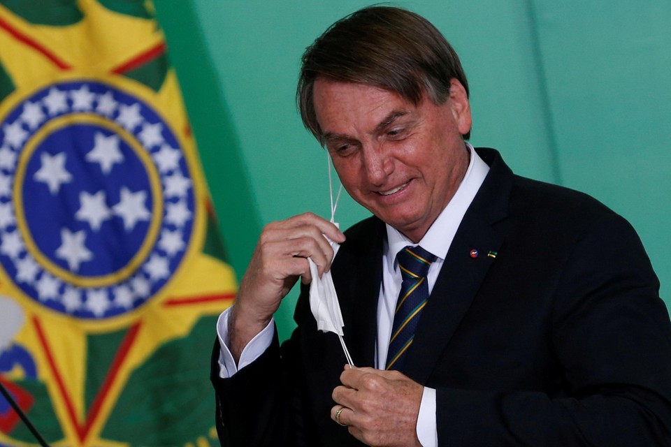 Bolsonaro zorgde eerder al eens voor opschudding door zijn mondmasker af te zetten om te bewijzen dat hij er goed uitzag na een coronabesmetting.