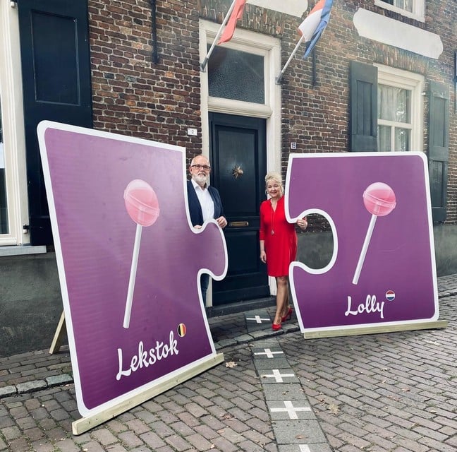 De burgemeesters van Baarle-Hertog en Baarle-Nassau met twee levensgrote puzzelstukken.
