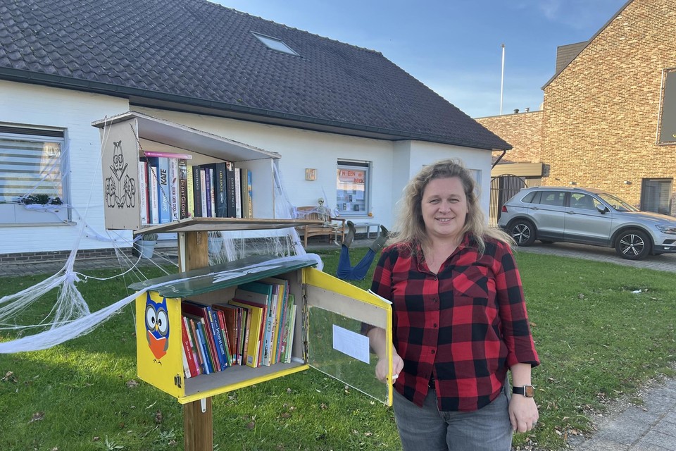Tineke zorgt voor een apart sfeertje aan de boekenruilkastjes.