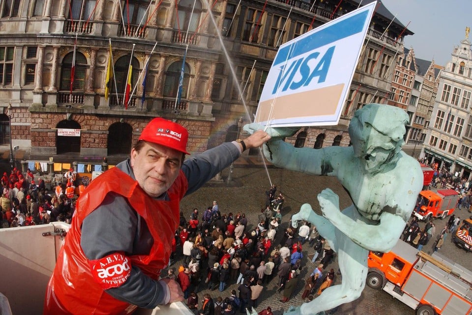 Het Antwerpse stadspersoneel protesteerde voor het stadhuis tegen de misbruiken met de Visa-kaart.