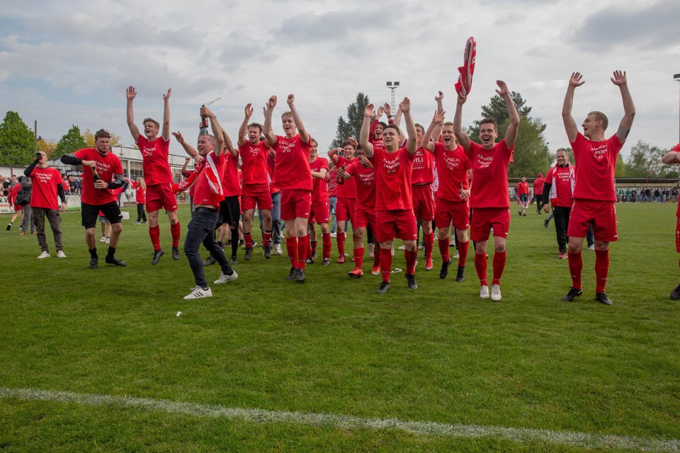 De spelers van Ramsel vieren de titel in vierde provinciale E nadat ze in de beslissende wedstrijd Zammel hebben geklopt. 