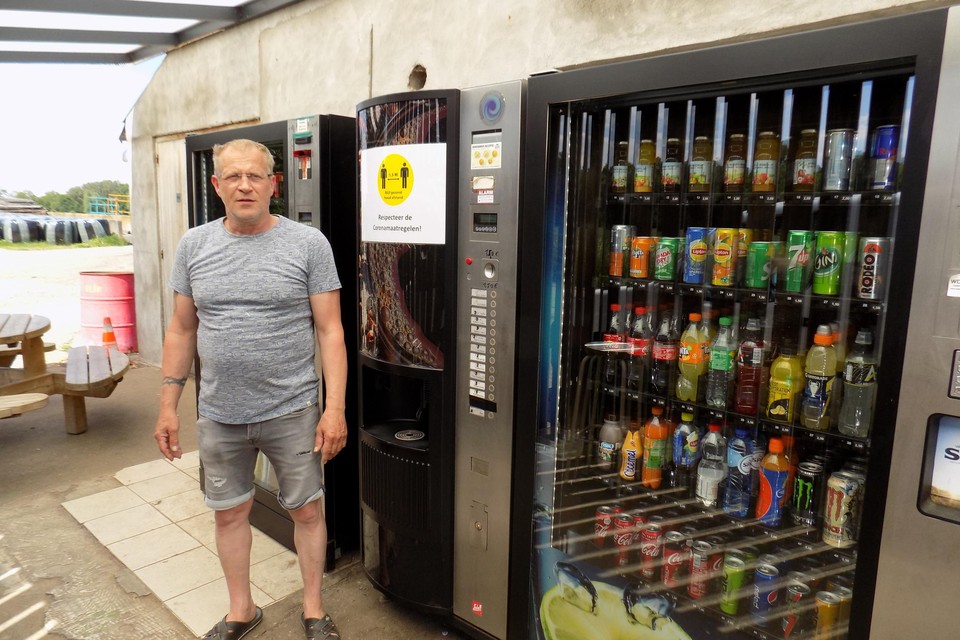 Bioboer Joris Willems moet na zestien jaar zijn drankautomaten aan zijn boerderij op de Groesaard in Poederlee verwijderen. Volgens de gemeente is een vergunning voor de toestellen onmogelijk.