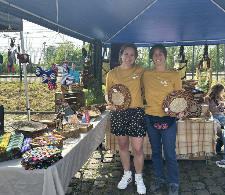 Sharon en Annelies verkopen handgemaakte items ten voordele van vzw Akiiki.