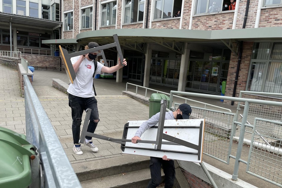 De A-blok van het Sint-Lambertusinstituut wordt binnenkort gerenoveerd. Na hun laatste examens hielpen de leerlingen nog even met de verhuizing van de schoolbanken.