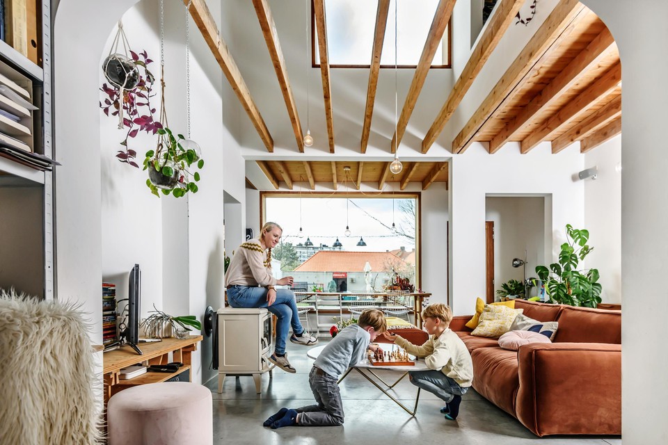 “Aan onze drie meter lange tafel, met mijn rug naar de zon, op de zitbank die ingewerkt is in het grote raam”, dat is de lievelingsplek van Ophélie.