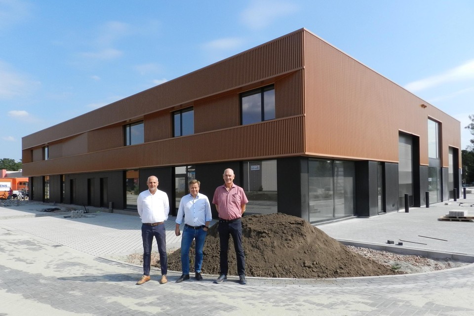 Ivan Courtin, Paul Van Looveren en Etienne Orens bij een van de vier gebouwen met kmo-units. 