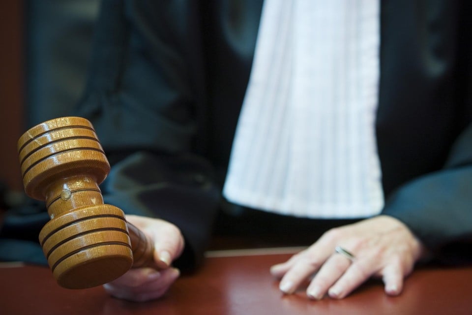 De rechter gaat nu eerst aan een justitieassistent vragen om de handel en wandel van de beklaagde te bestuderen vooraleer er een vonnis komt.