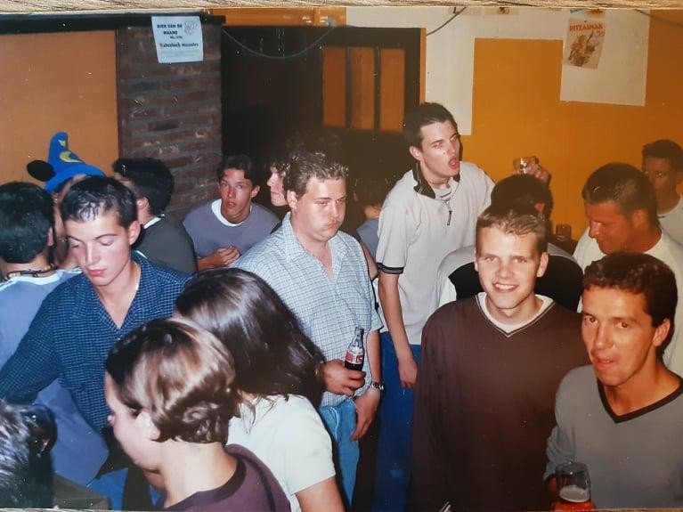 Veel volk op enkele vierkante meter in De Pindop.