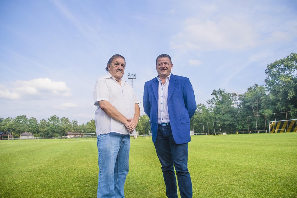 Willy Wittocx en schepen Pascal Vercammen op het terrein dat nieuwe ledverlichting krijgt.
