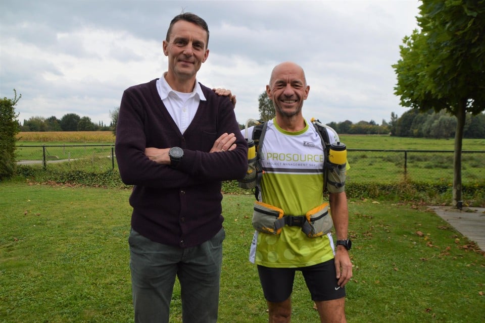 Jan Goossens, directeur van Mamas for Africa, met ultraloper Guy Goossens.