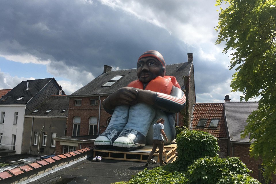 De vluchteling op het dak wordt telkens bij goed weer opgeblazen.