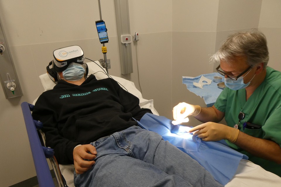 Een patiënt draagt een VR-bril tijdens een behandeling op de dienst spoedgevallen. 