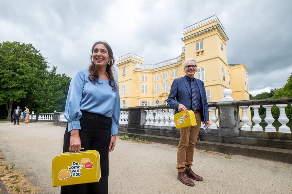 Vlaams minister Zuhal Demir en gedeputeerde Jan De Haes zijn op wandel aan kasteel D’Ursel in Hingene. “Wij gaan deze zomer met vakantie in Vlaanderen”, zeggen ze.
