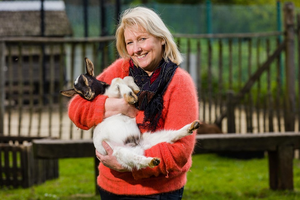 Sonia Nauwelaerts met een van de geitjes van de kinderboerderij in haar armen. “Het park was mijn tweede thuis.”