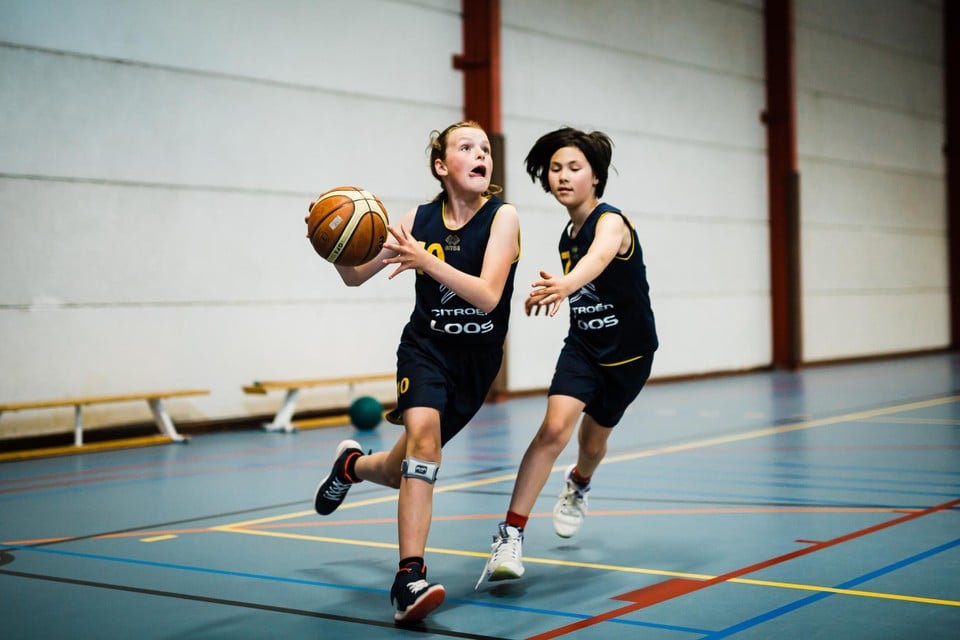 De Essense basketbalmeisjes trainen onder meer in de sporthal van het College Essen. 