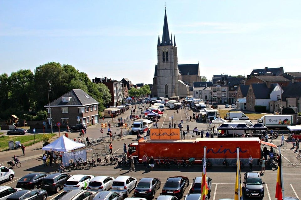 De groentemarkt schuift vanaf zaterdag op naar de parking van het stadhuis, zodat de rommelmarkt weer op de Markt en Havermarkt kan staan.