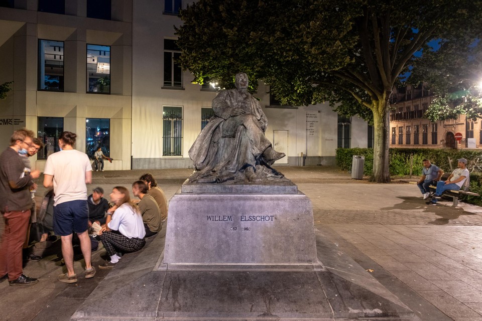 Jongeren op het Mechelseplein. Burgemeester De Wever vreest dat het nog even zal duren voor de overlast op de pleinen weg is.
